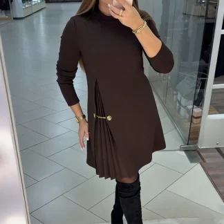 Linares - Vestido Sofisticado em Linha A com Detalhe Plissado e Cadeia Dourada
